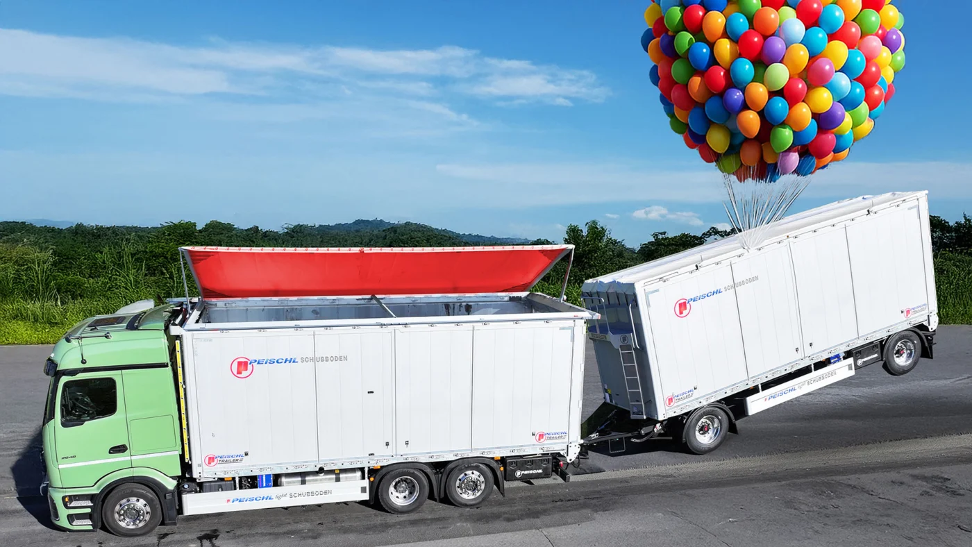 LKW mit rotem Boot und vielen bunten Ballons in Österreich