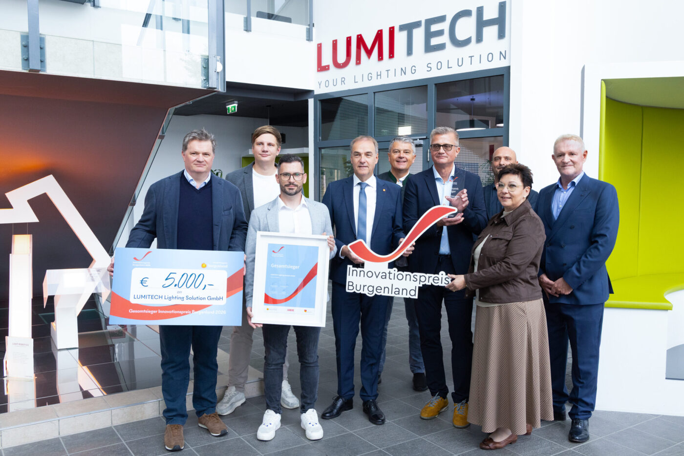 LUMITECH Lighting Solution GmbH gewinnt Innovationspreis Burgenland mit 5000 Euro Preisgeld vor ihrem Showroom.