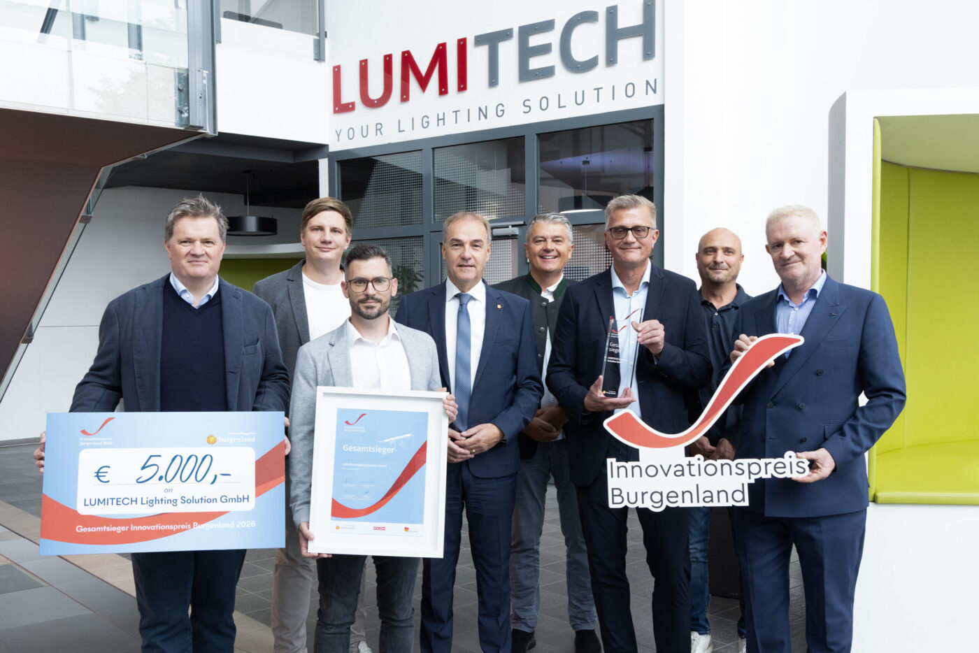LUMITECH-Team erhält Innovationspreis Burgenland 2026 mit 5000 Euro Preisgeld vor Unternehmensgebäude. (_r6a9277_innovationspreis_wab)