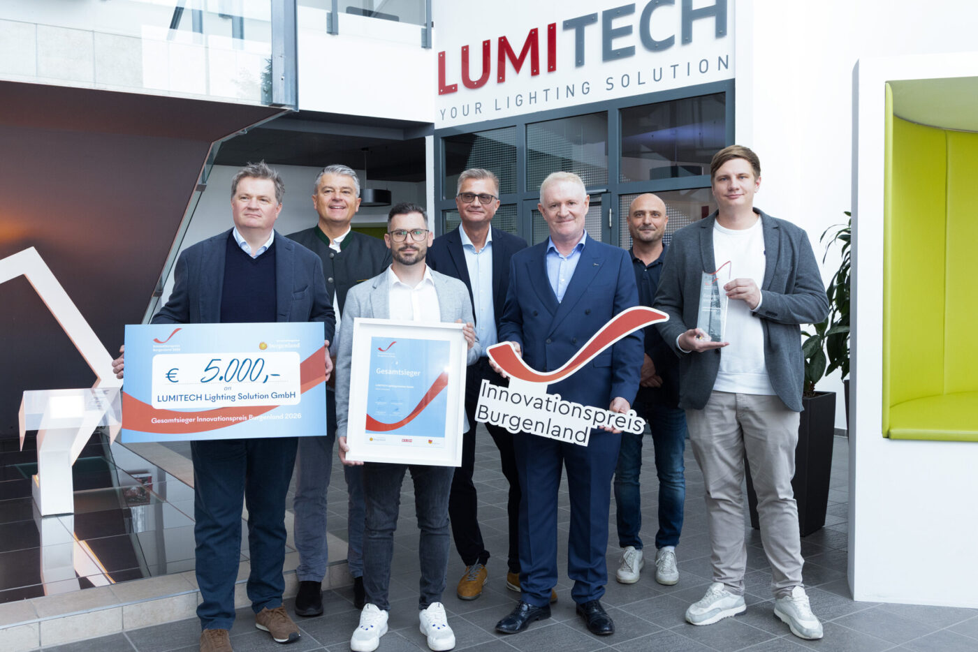 LUMITECH Lighting Solution GmbH gewinnt Innovationspreis Burgenland 5000 Euro mit Team vor Firmensitz. (_r6a9299_innovationspreis_wab)
