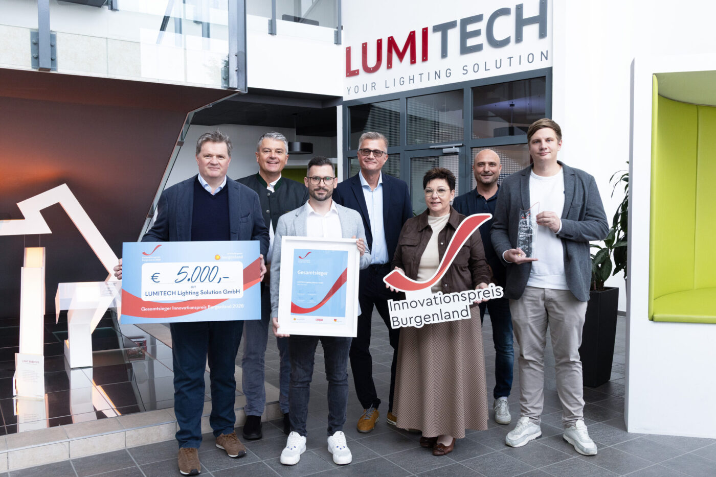 LUMITECH Lighting Solution GmbH gewinnt Innovationspreis Burgenland mit 5.000 Euro Preisgeld. Team vor Firmensitz. (_r6a9305_innovationspreis_wab)