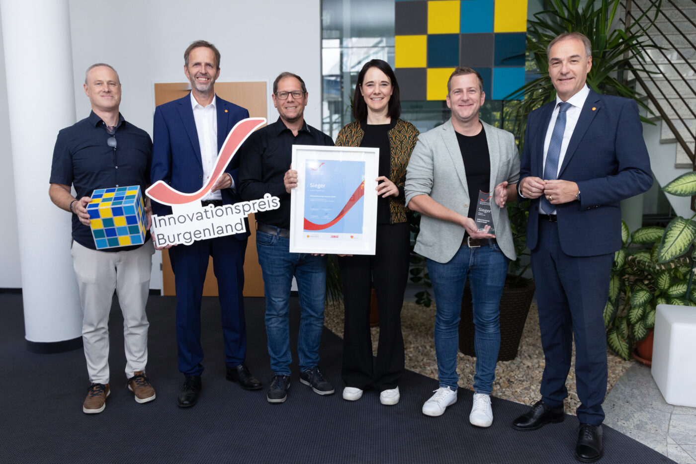 Sechs Personen halten Auszeichnungen und ein Schild mit Innovationspreis Burgenland bei einer Preisverleihung. (_r6a9378_innovationspreis_wab)