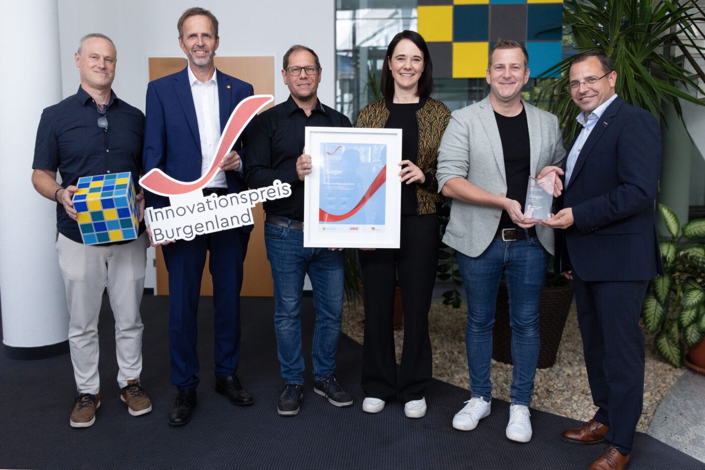 Innovationspreis Burgenland Gewinner: Sechs Personen präsentieren Auszeichnung und Urkunde bei Preisverleihung. (_r6a9385_innovationspreis_wab)